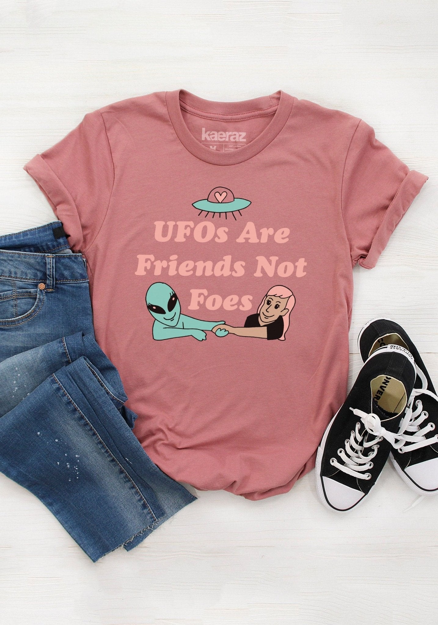 UFOs Are Friends Tee by kaeraz alien et flying saucer